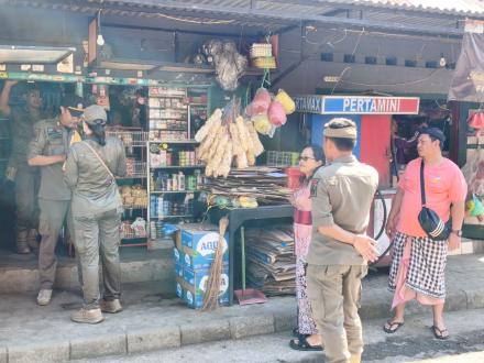 Satpol PP Buleleng Gelar Kegiatan Gempur Rokok Ilegal di Desa Tajun.